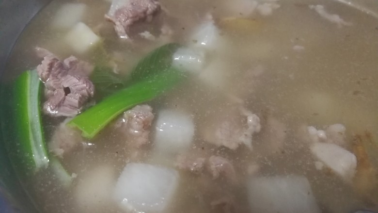 晚餐+牛肉萝卜汤,选用合适餐具盛出。菜品特点萝卜晶莹剔透,牛肉片吃起来像火锅肉片。