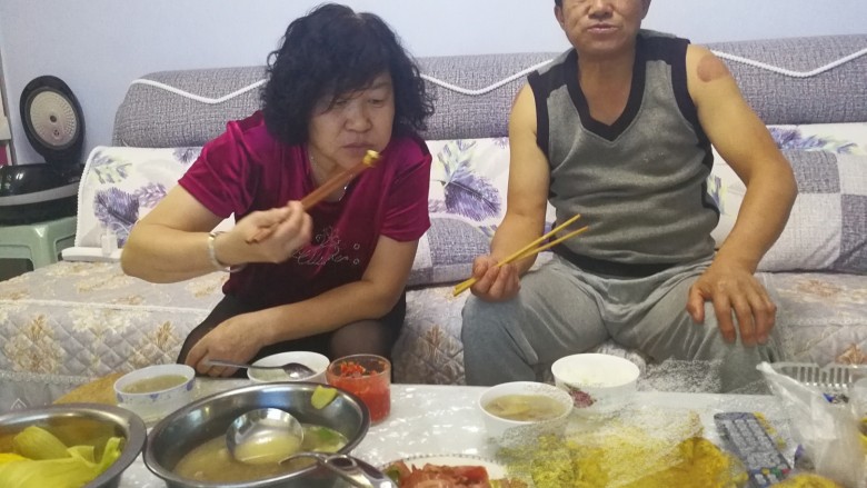 晚餐+牛肉萝卜汤,附上父母食用图片。能为父母做些饭菜，我感觉很满足。