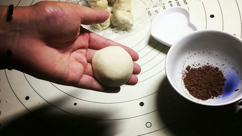 香菇馒头包,把面团捻成蘑菇盖,表面抹一点清水!