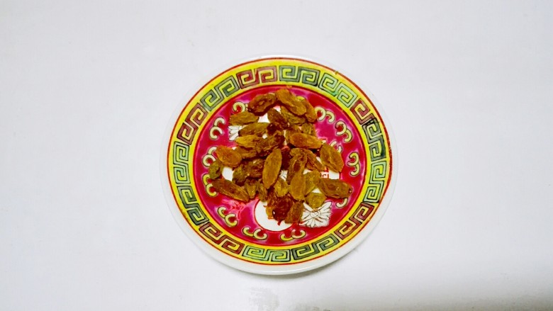 金桂飘香梦幻紫薯粥,<a style='color:red;display:inline-block;' href='/shicai/ 603'>葡萄干</a>洗净盛盘