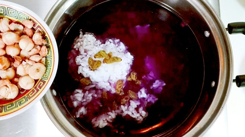 金桂飘香梦幻紫薯粥,放进葡萄干,芡实