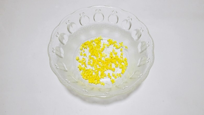 金桂飘香梦幻紫薯粥,<a style='color:red;display:inline-block;' href='/shicai/ 450'>桂花</a>挑去杂质,不放心可以用淡盐水泡一下