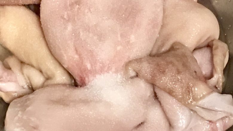 凉拌猪肚,洒入盐和白醋反复揉搓,皱褶处仔细清洗,去除所有污物。