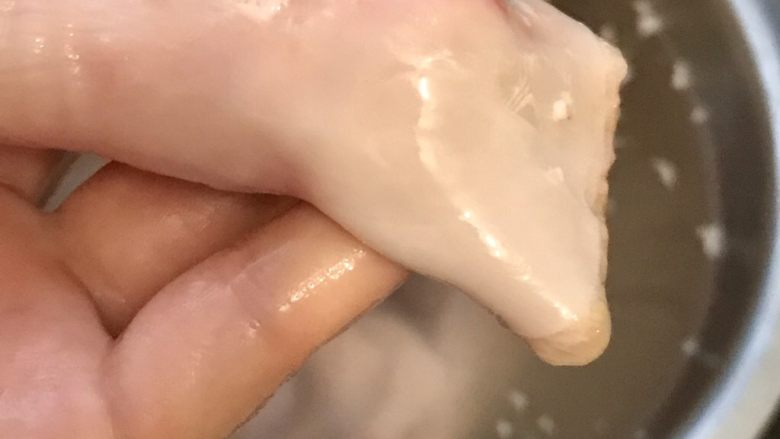 凉拌猪肚,把小头剪掉,皱褶太多,较难清洗。