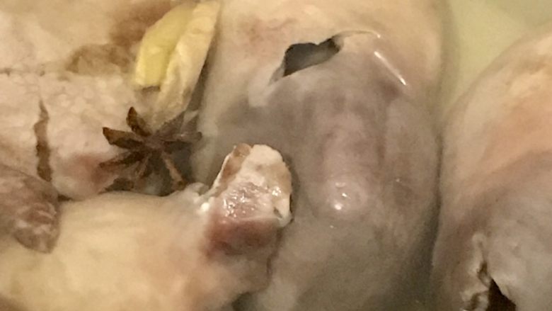 凉拌猪肚,锅子洗净,另准备一锅冷水没过猪肚,放入少量陈酒,两片姜,一个八角,大火煮沸转小火煮,等到用筷子可以戳穿就煮好了,喜欢软烂的可以再煮会儿,然后关火晾凉。