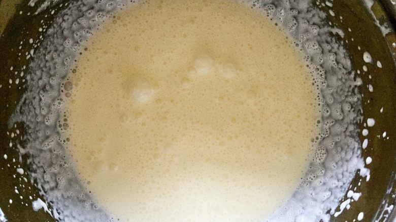 男神巧克力蛋糕,再取半盒奶油加入10克糖打发至八分发状态,不要太硬了。