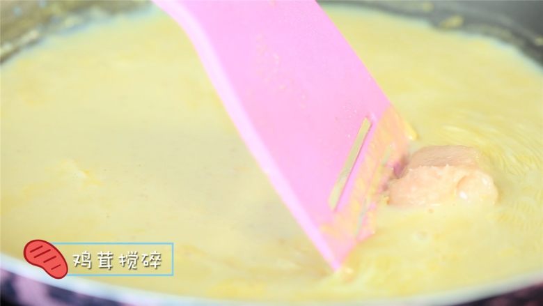 鸡茸蘑菇玉米浓汤,放入鸡茸搅碎,小伙熬成浓汤。