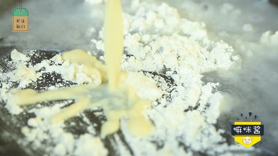 鸡茸蘑菇玉米浓汤,倒入适量的清水和一半的玉米糊,继续翻炒。