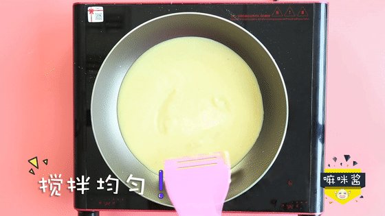 鸡茸蘑菇玉米浓汤,炒至面糊发粘之后再倒入剩下的玉米糊,搅拌均匀。
ps:分两次倒玉米糊能够让面粉更好的和玉米糊混合在一起哦~