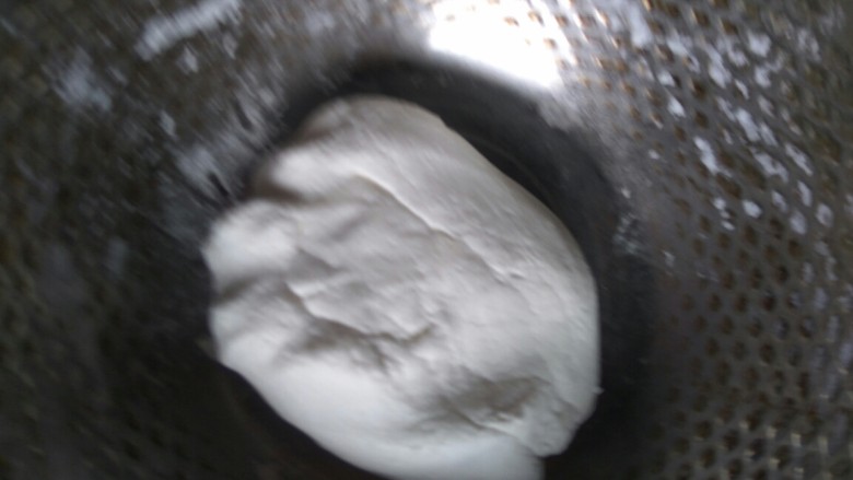 黑糖糯米粑,一点一点加水,没把握不要一次放太多水,慢慢加,揉到不粘手就可以了,可以不用醒,直接准备炸。