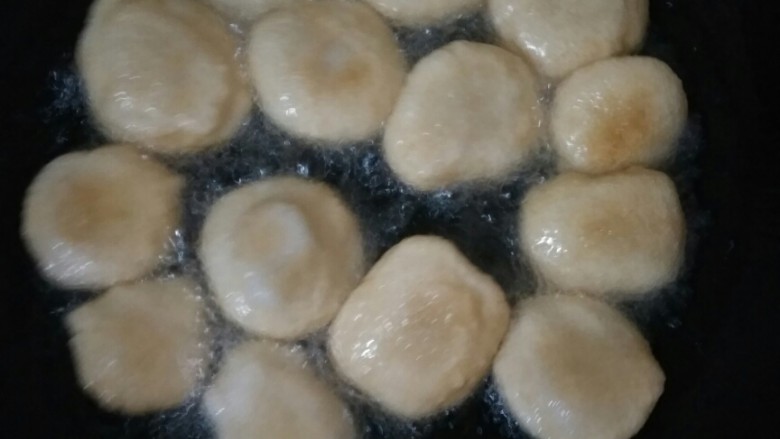 黑糖糯米粑,不费油,可以少放,糯米团子最好弄小个点,那样会比较入味,油六成热下糯米,揉个小团,按扁放入油锅炸,一定要小火慢炸,没馅会很快熟,边炸要一边翻,不急。