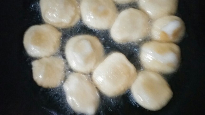 黑糖糯米粑,不用等爆开就可以捞出来了,两面有金黄就能出锅了,一次炸不完分两次来,注意要小火。(如果喜欢咸的,直接放点盐炸,这样就能吃了)