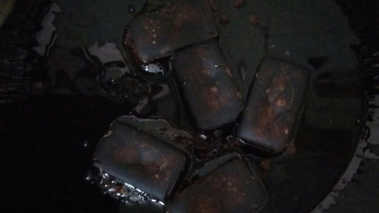 黑糖糯米粑,将炸的油留一点,把糖放下去炒一下,小火哦,要不停搅拌。
