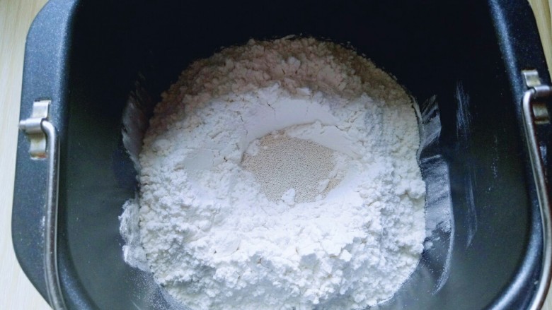 原味吐司,最后再面粉的顶端挖个小洞,(不要挖到液体) 把酵母粉倒入挖好的洞洞里。再用旁边的面粉将酵母粉盖上。