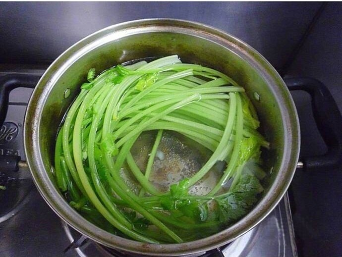 早餐~生煎馄饨,<a style='color:red;display:inline-block;' href='/shicai/ 125'>芹菜</a>洗净,焯水