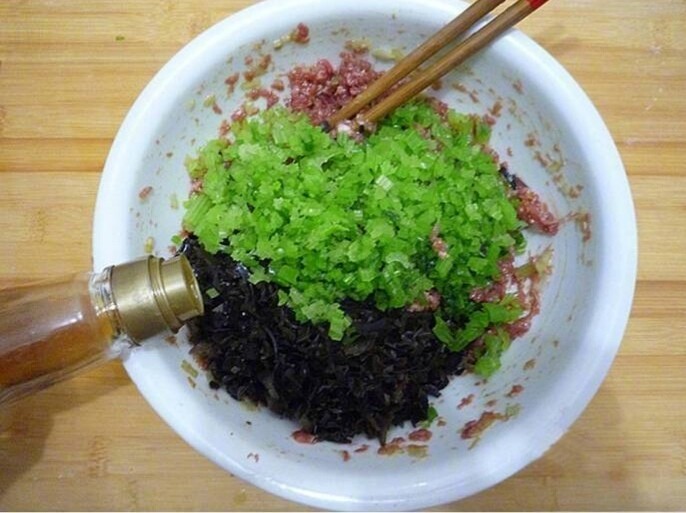 早餐~生煎馄饨,芹菜,木耳放入调好的肉馅中,最后加香油调匀