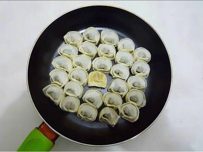 早餐~生煎馄饨,来底锅刷油,小火煎至底部金黄