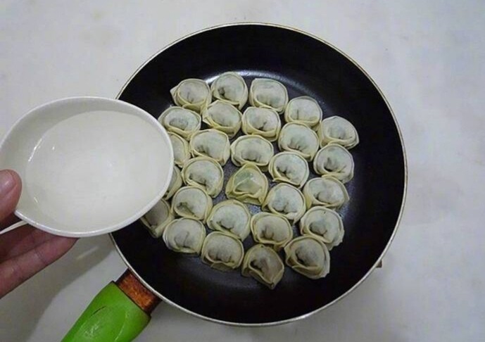 早餐~生煎馄饨,放入冷水,水加至馄饨的三分之一处即可