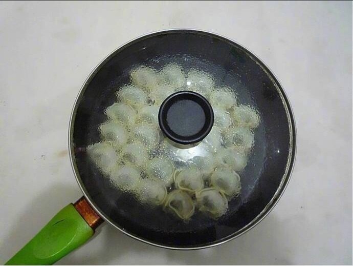 早餐~生煎馄饨,马上盖上锅盖