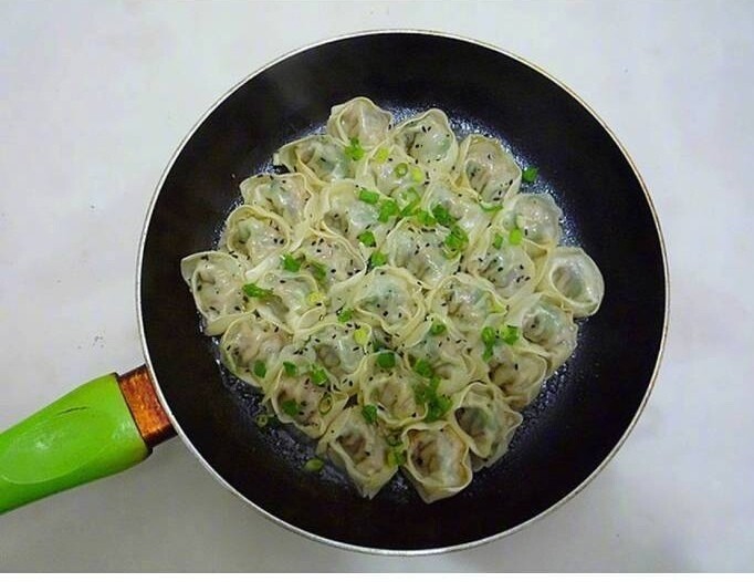 早餐~生煎馄饨,小火,水干了,撒上葱花芝麻即可出锅。