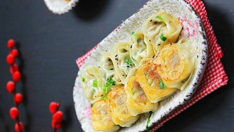 早餐~生煎馄饨,金黄的馄饨上桌可以吃了