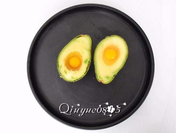早餐+空炸牛油果鹌鹑蛋,放入烤盘并在牛油果的切面上刷一层<a style='color:red;display:inline-block;' href='/shicai/ 857'>植物油</a>