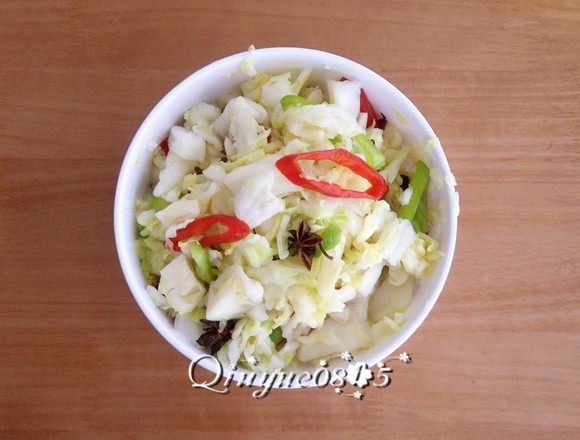 早餐+圆白菜腌菜,搅匀放瓷坛或玻璃器皿里,室温或冰箱冷藏腌制