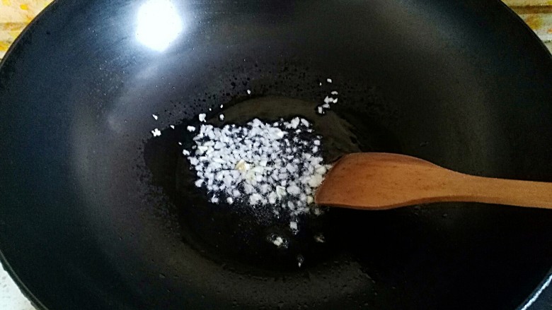 一碗汤+极鲜冬瓜肉丸汤,油锅烧热放葱蒜末爆香加入三大碗清水,炒锅深度一半的量即可
