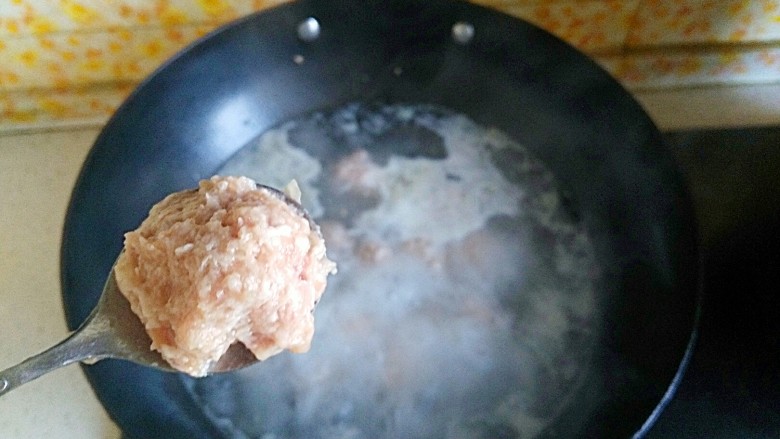 一碗汤+极鲜冬瓜肉丸汤,大火煮开,水变得沸腾
用圆一点的小勺挖一勺肉馅放入沸水中
朵妈好懒滴,一个一个搓丸子太黏且慢
这样简单还方便