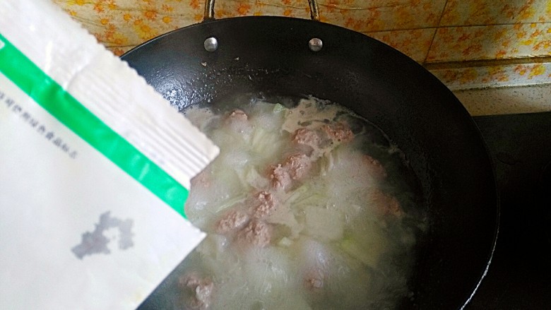 一碗汤+极鲜冬瓜肉丸汤,加适量盐
冬瓜熟即可出锅
不需要外加其它调料,很鲜的啦