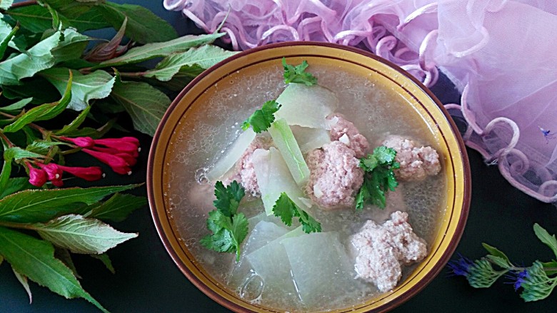一碗汤+极鲜冬瓜肉丸汤,加点<a style='color:red;display:inline-block;' href='/shicai/ 131'>香菜</a>叶小小点缀一下吧!
