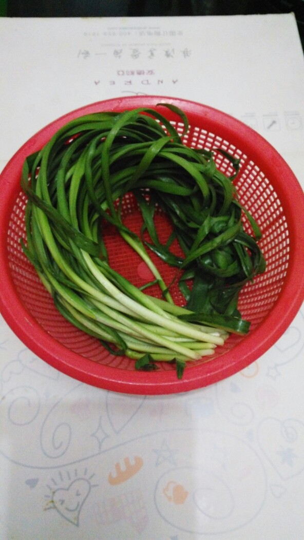 早餐十#韭菜鸡蛋虾皮锅贴#(创建于30/9~2017),食材:<a style='color:red;display:inline-block;' href='/shicai/ 116'>韭菜</a>洗净凉干,去掉水分。