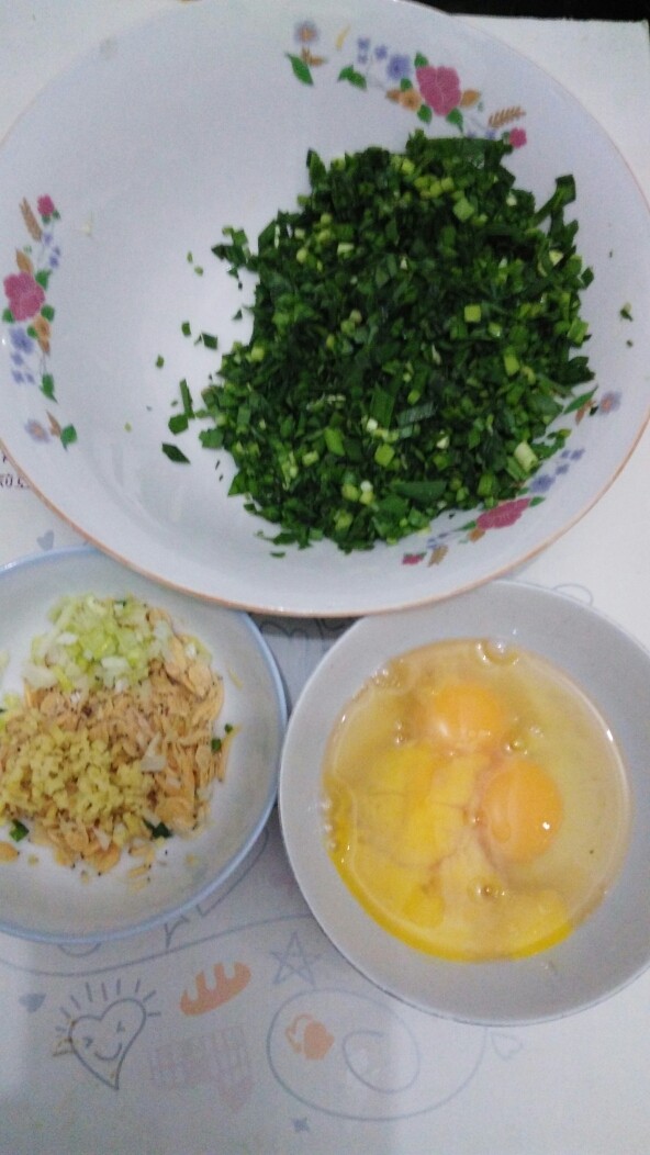 早餐十#韭菜鸡蛋虾皮锅贴#(创建于30/9~2017),韭菜切成米粒,腌制虾皮(放入<a style='color:red;display:inline-block;' href='/shicai/ 718'>料酒</a>、葱姜),鸡蛋打开搅匀。