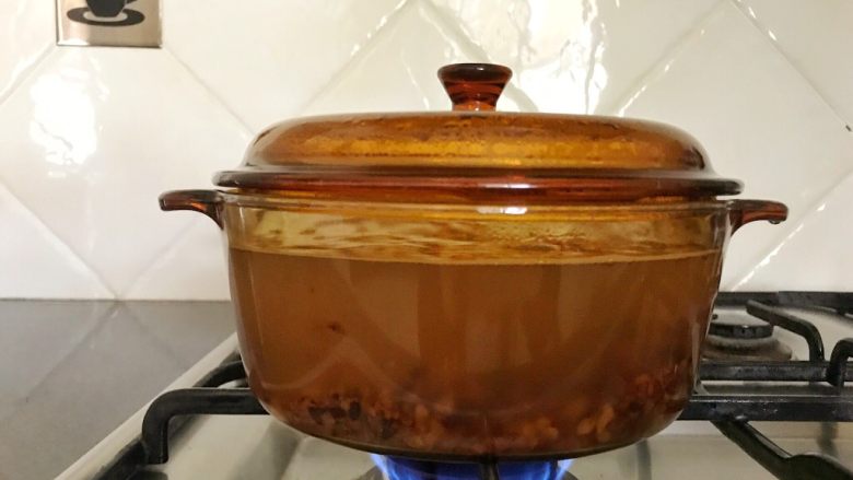 早餐+杂蔬五谷米粥,再转中小火,慢煮20分钟,(中途如果溢锅,用一根筷子夹在锅中,或者也可以开一点锅盖)