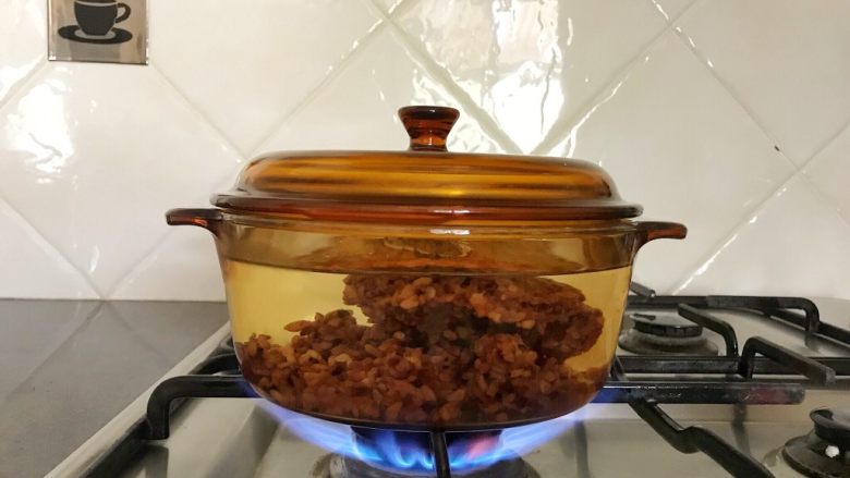 早餐+杂蔬五谷米粥,盖上锅盖,开大火烧开,