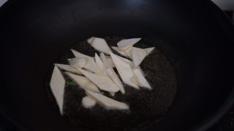早餐+芦笋香肠炒面,放入芦笋煸炒