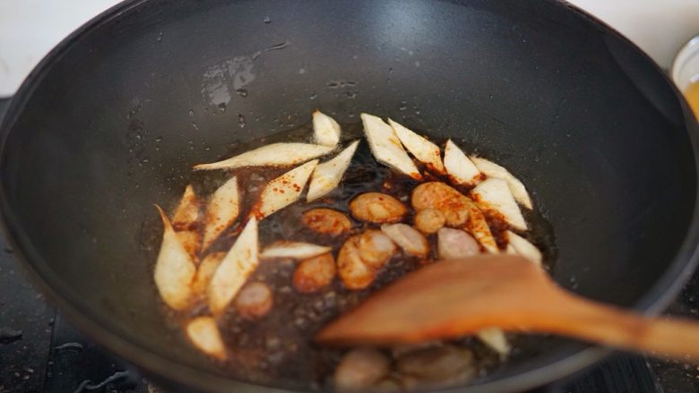 早餐+芦笋香肠炒面,倒入事先备好的调料汁继续翻炒,炒至酱汁冒泡