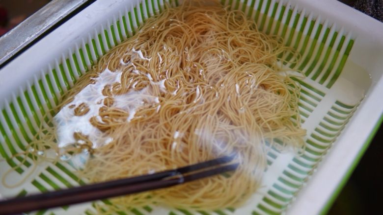 早餐+芦笋香肠炒面,煮好的面条马上放入凉水中过凉