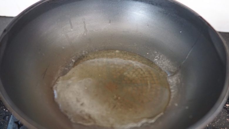 早餐+芦笋香肠炒面,干净的炒锅放入少于食用油加热后