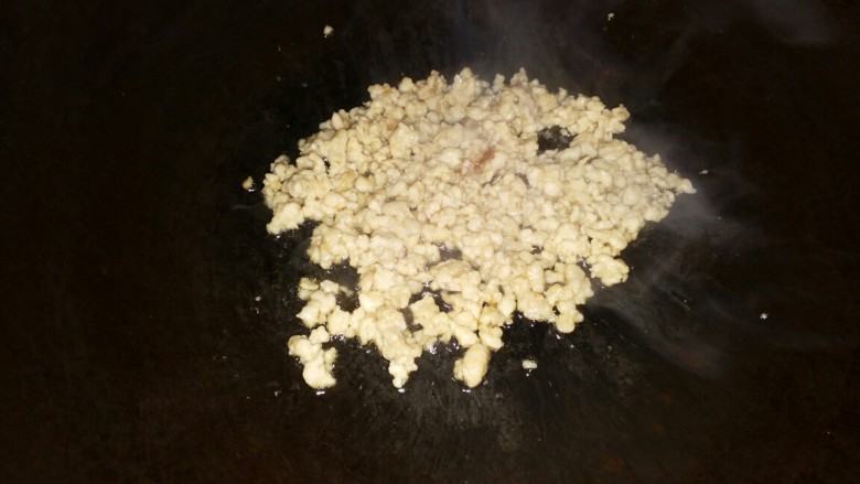 早餐≈香菇猪肉蒸蛋≈,锅内倒入油,下入猪肉翻炒至变色