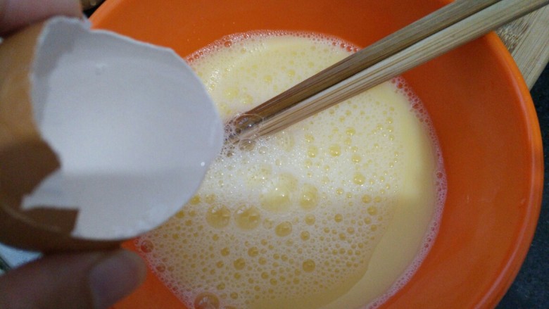 早餐≈香菇猪肉蒸蛋≈,2个鸡蛋,加入4个鸡蛋壳的水