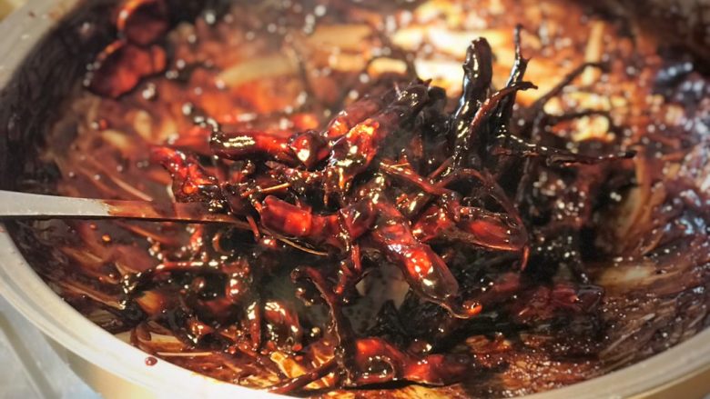 甜辣口秘制酱鸭舌,十分钟后取出香料,葱结,生姜,大火收汁到浓稠