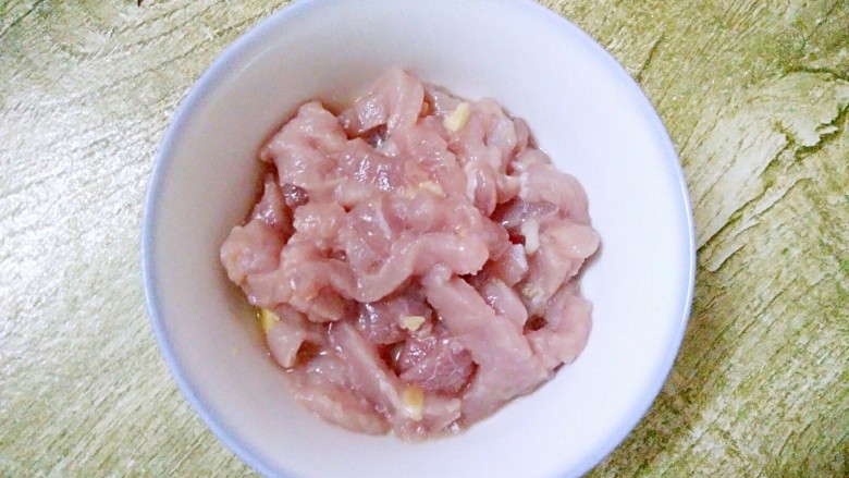 酸菜肉丝,搅拌均匀,腌制30分钟