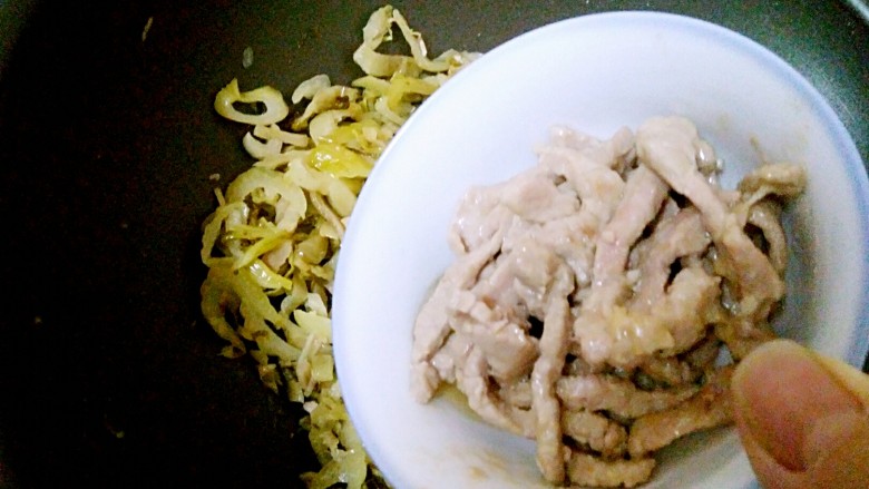 酸菜肉丝,待酸菜水分炒干,倒入肉丝一起炒