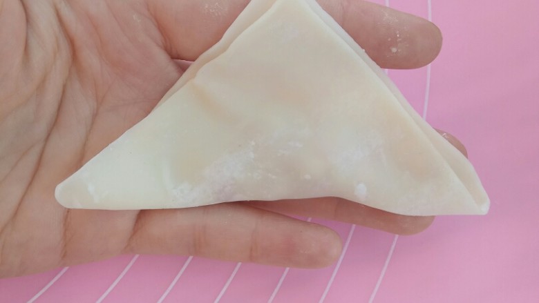 白菜猪肉小馄饨(内附馄饨四种详细包法),斜对角对折一下