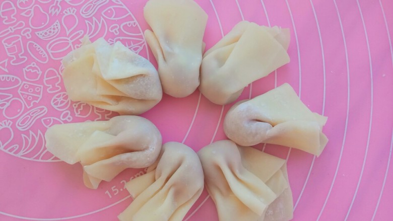 白菜猪肉小馄饨(内附馄饨四种详细包法),第四种就很简单了,直接包入肉馅捏合就好了,就像一条小鱼一样