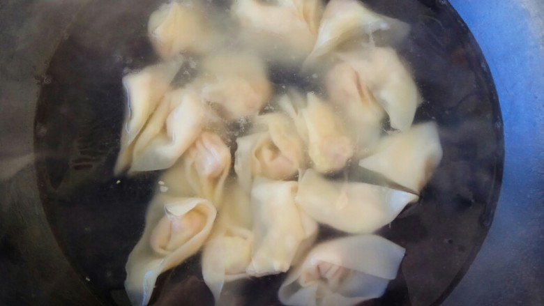 白菜猪肉小馄饨(内附馄饨四种详细包法),锅里加入少量水和一碗<a style='color:red;display:inline-block;' href='/shicai/ 4044'>排骨汤</a>,烧开后放入包好的馄饨