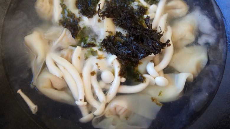 白菜猪肉小馄饨(内附馄饨四种详细包法),再撒入<a style='color:red;display:inline-block;' href='/shicai/ 273'>紫菜</a>和白玉菇