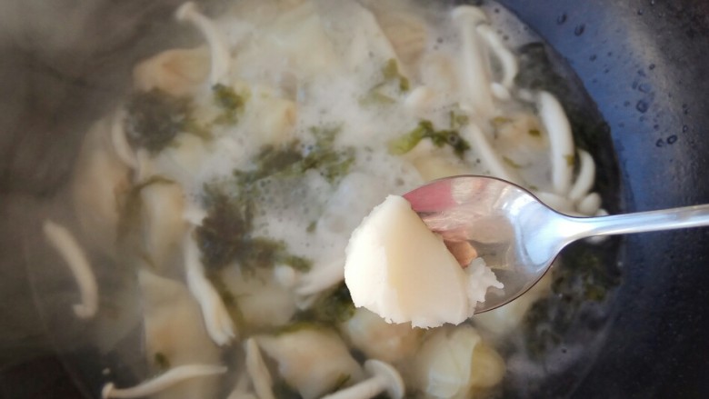 白菜猪肉小馄饨(内附馄饨四种详细包法),放入半勺<a style='color:red;display:inline-block;' href='/shicai/ 406'>猪油</a>