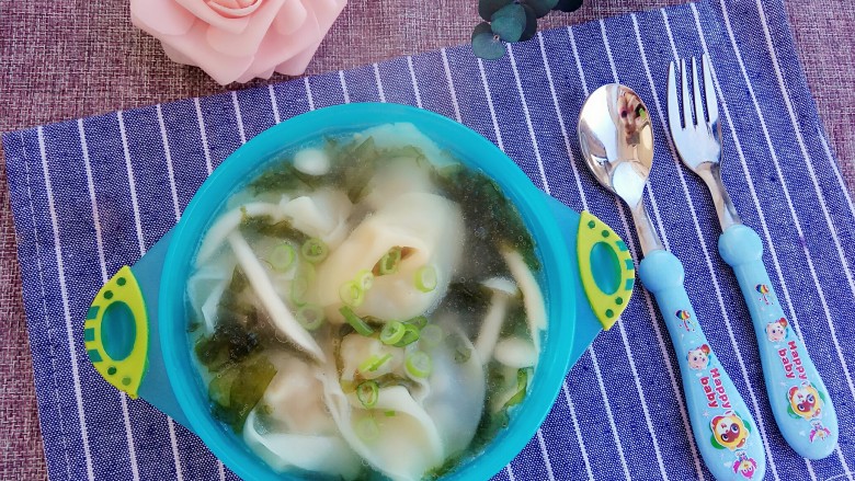白菜猪肉小馄饨(内附馄饨四种详细包法),最后撒上葱花就好了